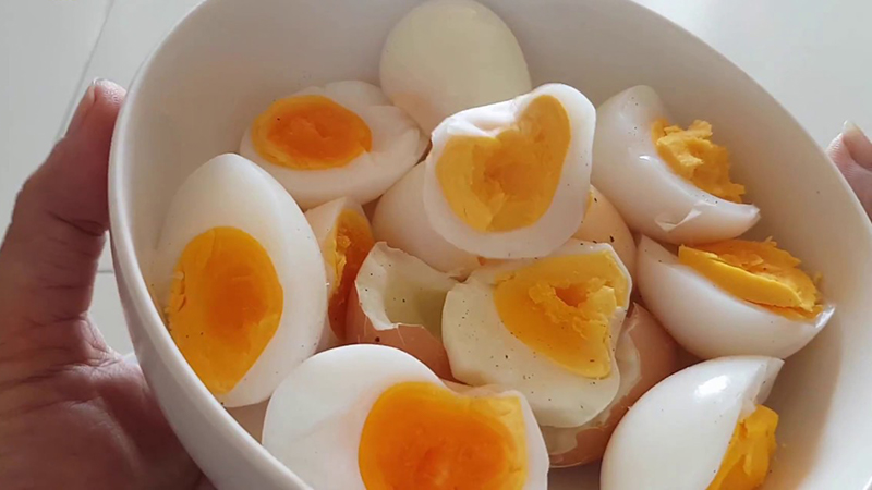 Cắt trứng làm 2 phần bằng nhau