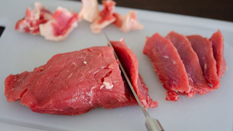 Rửa sạch thịt bò với nước sạch, để ráo rồi cắt thành từng miếng vừa ăn.