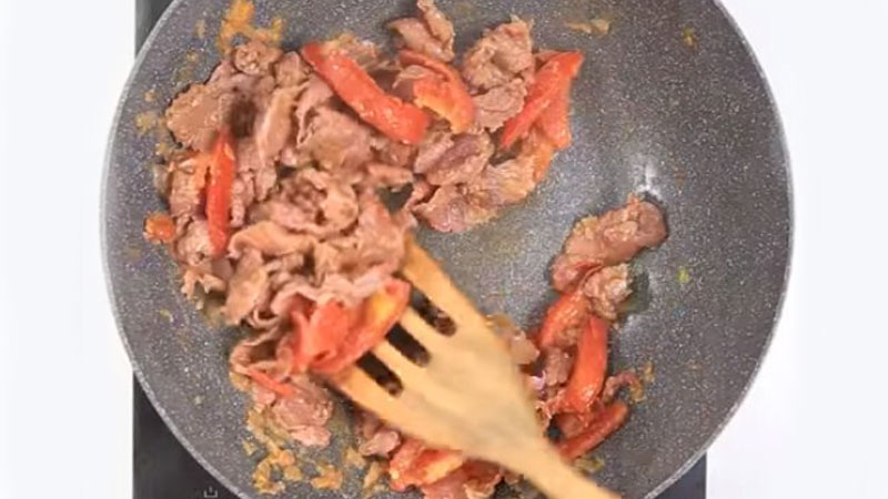Xào thịt bò với cà chua đến khi thịt săn lại