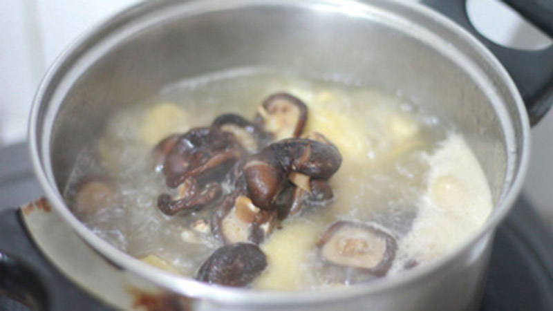 Cách nấu gà hầm hạt sen thơm ngon bổ dưỡng