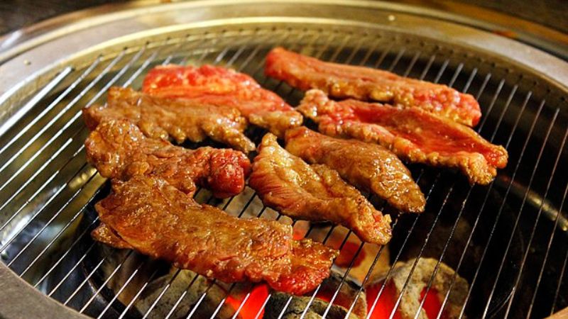 Thưởng thức món thịt ba chỉ nướng Hàn Quốc