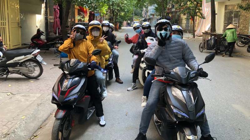 Di chuyển bằng xe máy tại Hà Nội