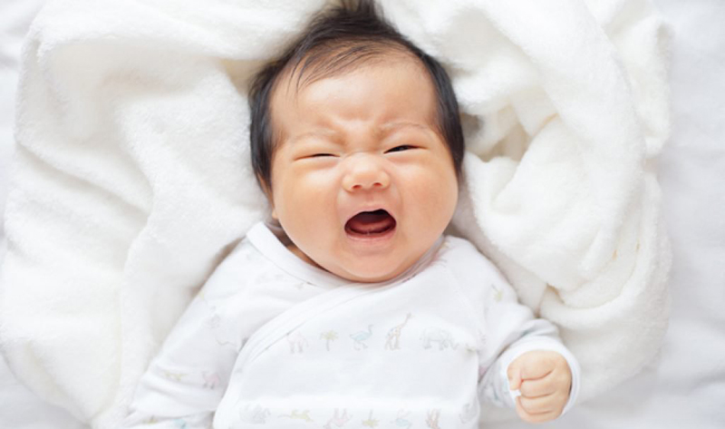 Cha mẹ cần làm gì khi trẻ sơ sinh bị nghẹt mũi?