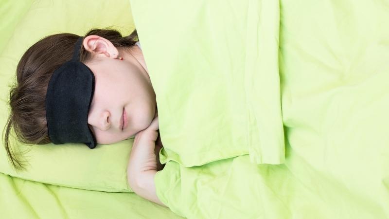 Có nên đeo bịt mắt khi ngủ không? Khi nào nên dùng miếng bịt mắt