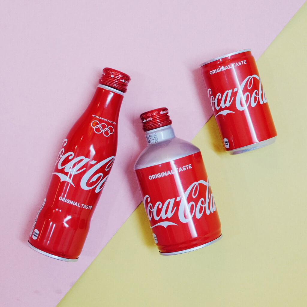 Coca Nhật có một bao bì khá thu hút và bắt mắt – chai nhôm nắp nhôm