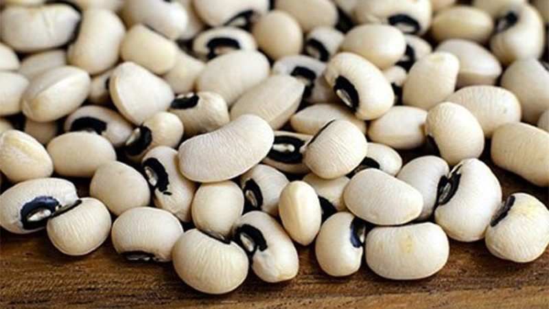 Đậu trắng hay còn gọi là đậu bò hoặc đậu mắt đen vì nhìn hạt đậu có một đốm lớn màu đen
