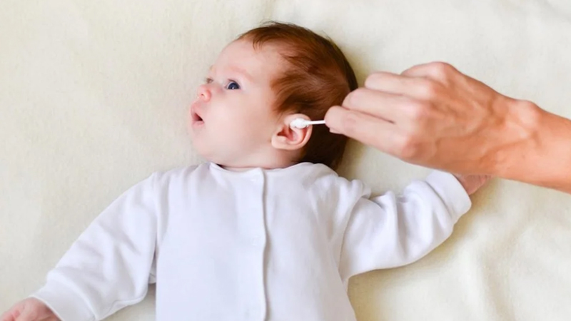 Có cần thiết lấy ráy tai thường xuyên cho bé?