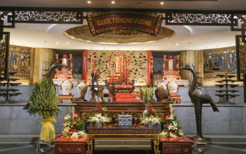 Không gian thờ cúng bên trong đền thờ Vua Hùng Quận 9