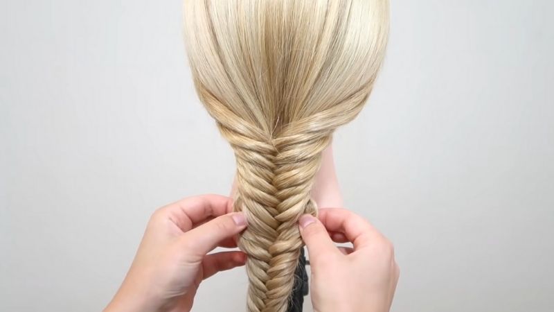 Để bím tóc được tự nhiên hơn, bạn hãy cẩn thận tuốt từng sợi nhỏ ra khỏi bím tóc