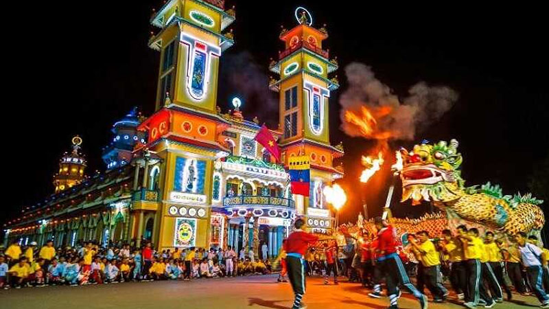 Một lễ hội diễn ra ở Tòa thánh Tây Ninh