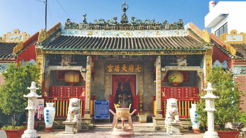 Chùa Bà Sa Đéc mang lối kiến trúc đậm nét Trung Hoa.