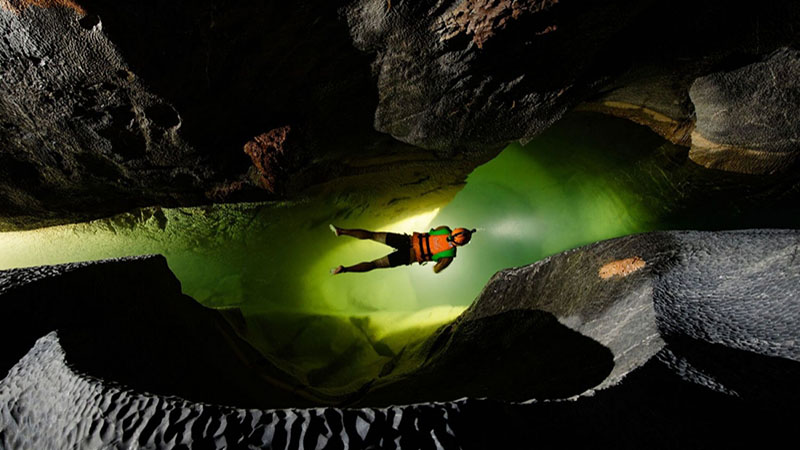 Bơi lội trong hang Sơn Đoòng vừa là trải nghiệm vừa là điều bắt buộc