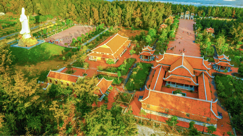 Thiền viện Trúc Lâm Trà Vinh nằm cách trung tâm thành phố khoảng 50km.