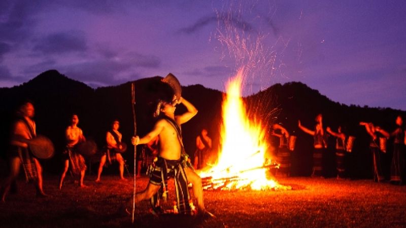 Hình ảnh đốt lửa trại tại lễ hội cồng chiêng