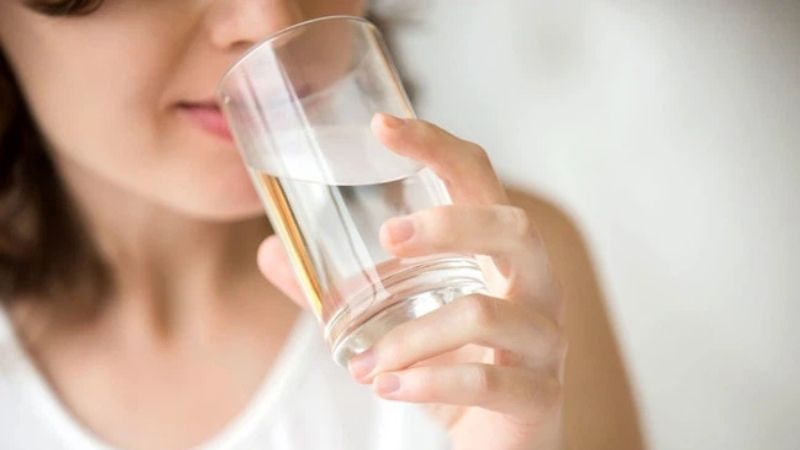 Uống nước dừa hạn chế cơ thể mất nước