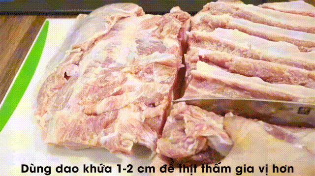 Dùng dao khứa trên phần thịt khoảng 1-2 cm để khi ướp thịt sẽ thấm đều gia vị hơn.