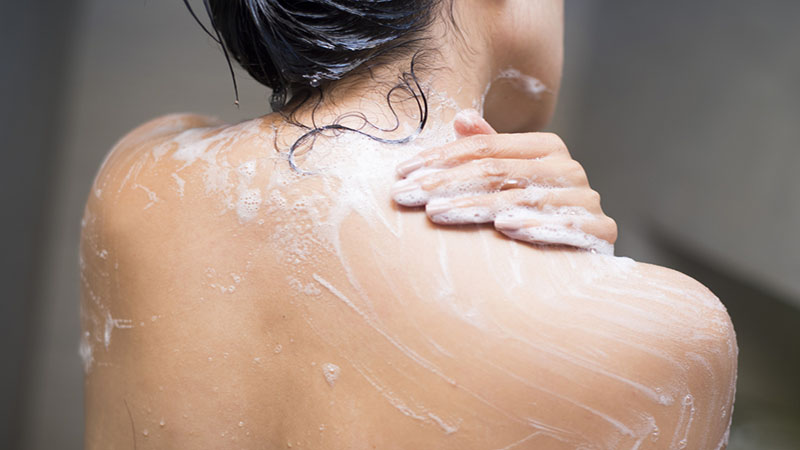 Vùng da ở lưng khi không được vệ sinh cẩn thận cũng rất dễ xuất hiện mụn do các các tế bào chết và bã nhờn chưa được gột rửa sạch sẽ