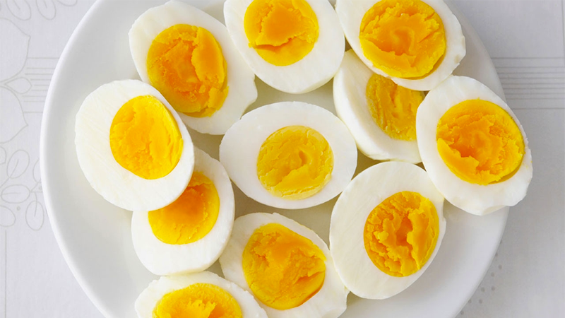 Trứng là một loại thực phẩm tuyệt vời vì nó chứa tất cả các chất dinh dưỡng mà cơ thể cần như sắt, protein, canxi, phốt pho, vitamin và khoáng chất.