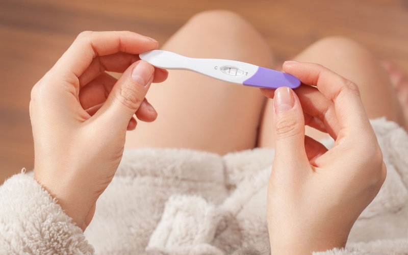 Thử thai quá sớm hoặc sai cách là những nguyên nhân dẫn đến kết quả thu được là 2 vạch mờ