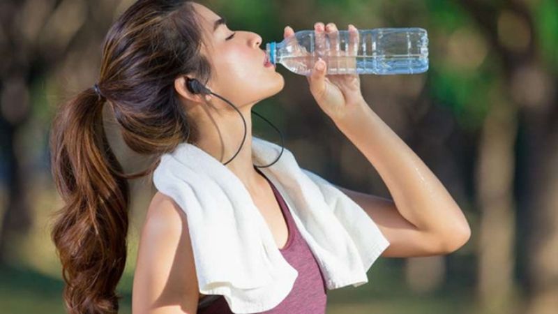 Xác định lượng nước cần uống mỗi ngày cho người vận động thể thao