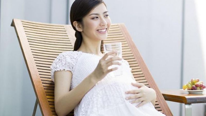 Phụ nữ mang thai và cho con bú cần uống nhiều nước hơn