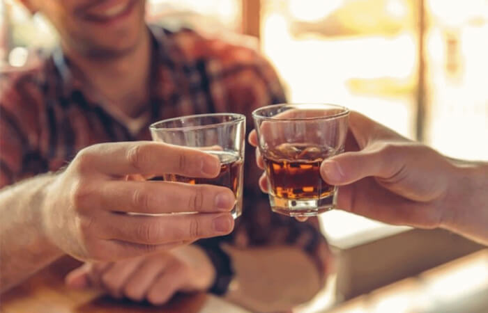 Khi say rượu sẽ làm cho người uống cao hứng hơn, nói nhiều hơn hoặc “quẩy” nhiệt tình