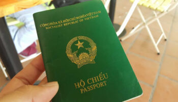 Nếu hộ chiếu sắp hết hạn thì bạn cần phải làm thủ tục để đổi hộ chiếu mới
