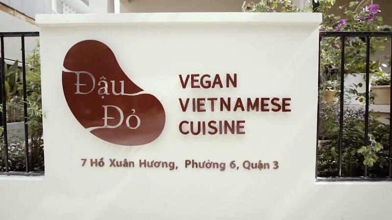Nhà hàng Thuần Chay Đậu Đỏ tọa lạc đường Hồ Xuân Hương, quận 3.