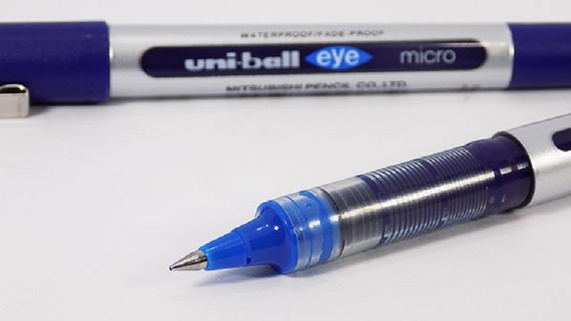 Bút bi nước Uniball 150 Eye Micro có thiết kế đơn giản
