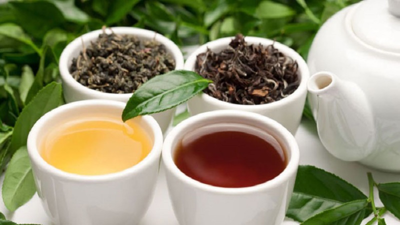 Bạn lọc bỏ phần bã trà và giữ lại nước cốt trà để pha trà đào