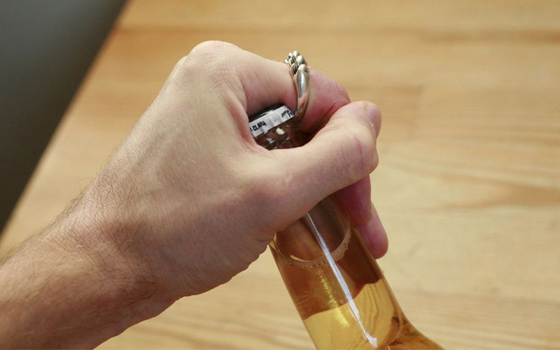Khui bia bằng chiếc nhẫn
