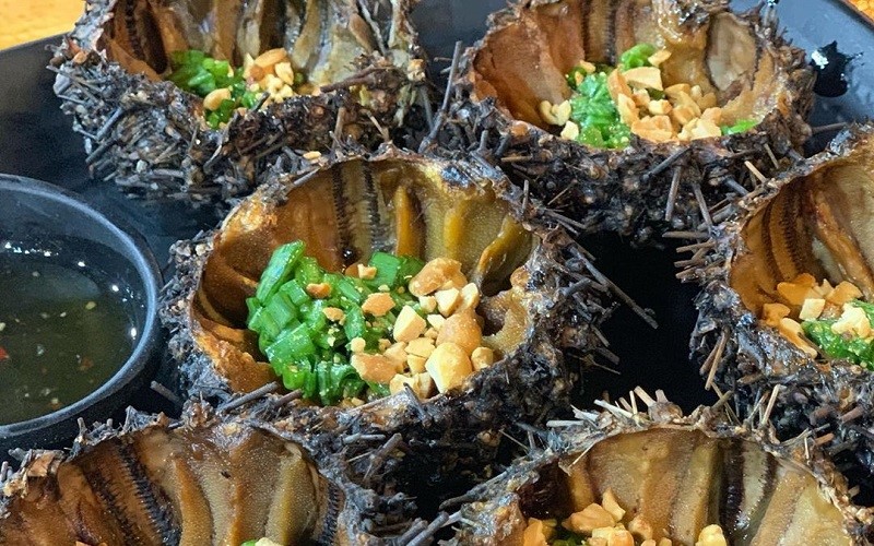 Nhum nướng là món ăn best-seller của quán Quách Dương