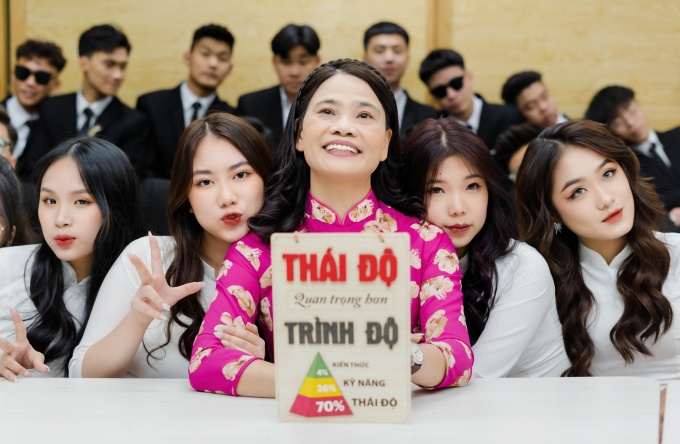 Cô Ninh và học sinh khoá 2020-2023, trường THPT Nguyễn Bỉnh Khiêm - Cầu Giấy. Ảnh: Nhân vật cung cấp