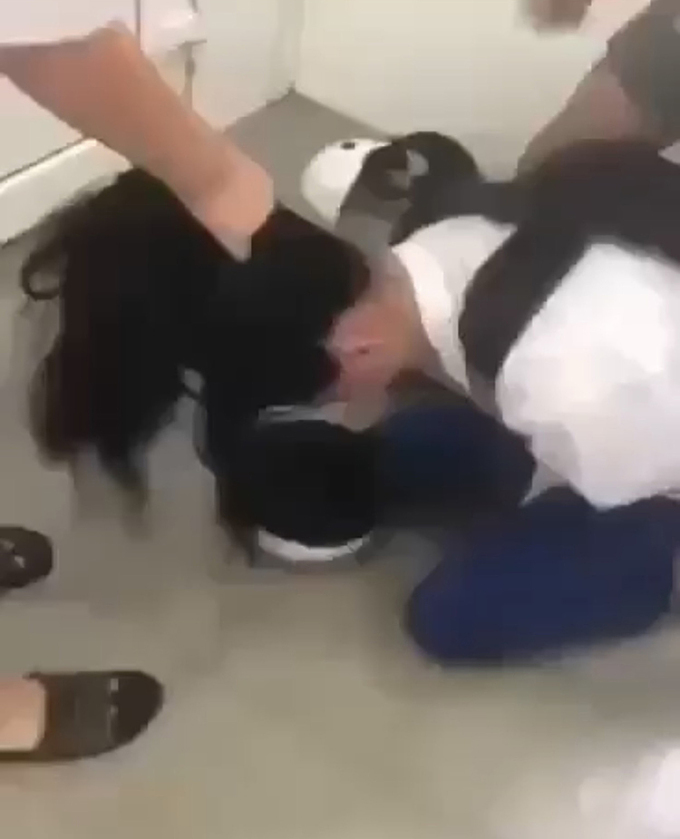 Nữ sinh lớp 8 bị đánh trong nhà vệ sinh trường THCS Gio Linh, Quảng Trị, chiều 24/4. Ảnh cắt từ clip