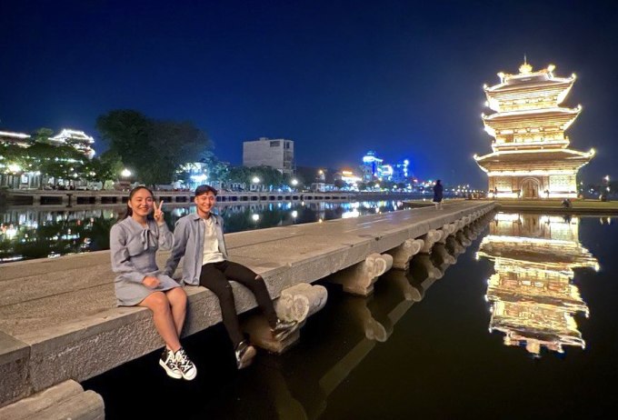 Gia Bảo và Gia Linh chụp ảnh kỷ niệm tại Ninh Bình khi đi ghi hình chương trình Bước nhảy mùa xuân hồi cuối năm 2022. Ảnh: Nhân vật cung cấp