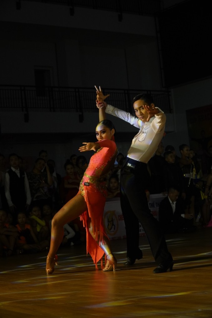 Bảo và Linh thi đấu tại giải khiêu vũ thể thao TP HCM mở rộng - cúp Grace Dance năm 2023. Ảnh: Nhân vật cung cấp