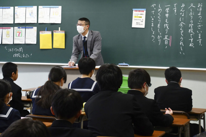 Nhiều giáo viên Nhật Bản không còn mặn mà với nghề do thời gian làm việc dài, nhiều công việc giấy tờ mệt mỏi. Ảnh: Kyodo