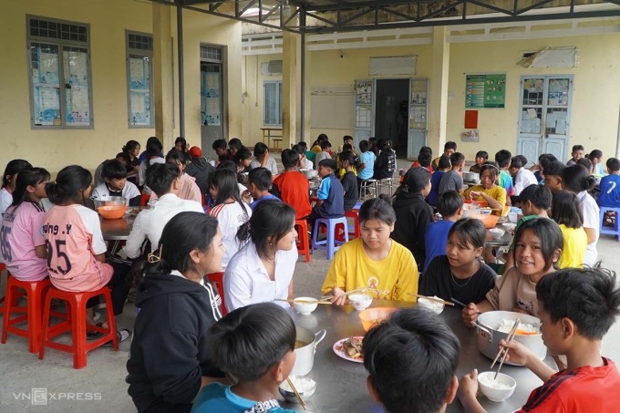 Bữa cơm bán trú dân nuôi tại trường Trường Phổ thông dân tộc bán trú Trung học xã Đăk Tăng, trưa tháng 5. Ảnh: Trần Hóa