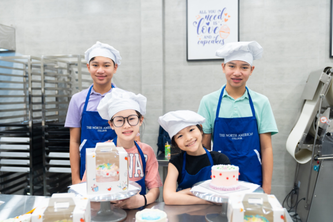 Học sinh trải nghiệm lớp học thuộc chương trình Culinary Camp for Teens. Ảnh: TDA