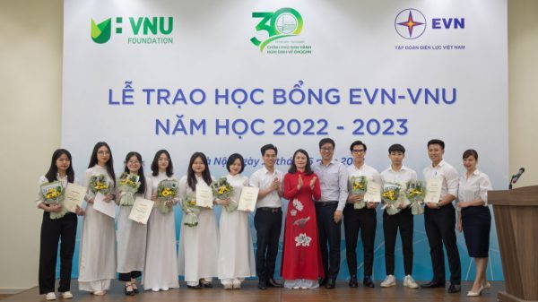 Hơn 100 sinh viên nhà trường nhận các suất học bổng ngoài ngân sách.