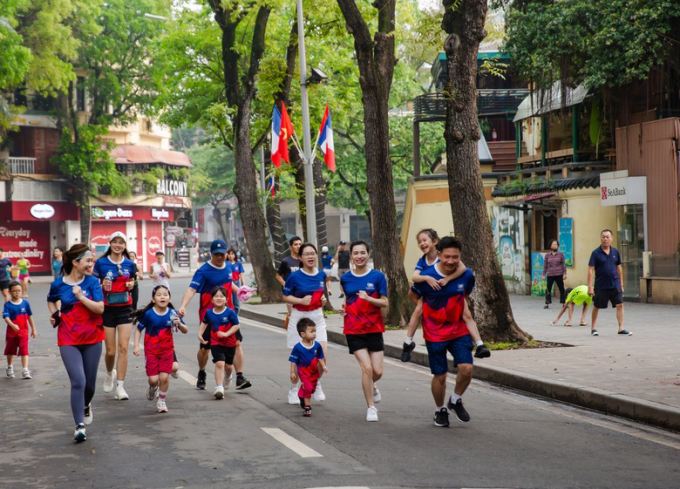Trường Tiểu học Vinschool Times City (Hà Nội) tổ chức ngày chạy offline dành cho cán bộ nhân viên, giáo viên vào ngày 16/4 tại hồ Hoàn Kiếm. Ảnh: Vinschool