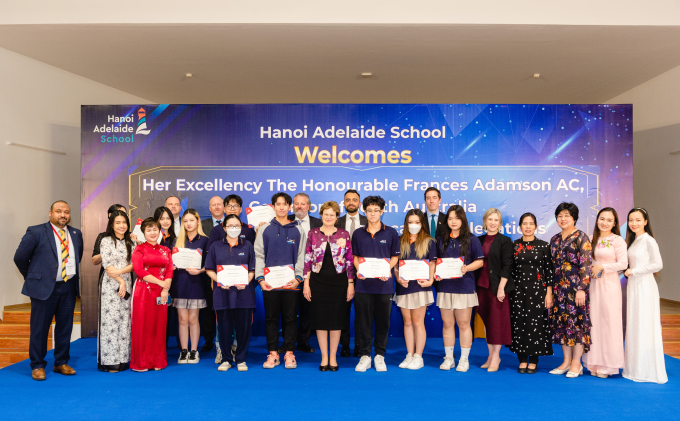 Bà Frances Adamson AC - Thống đốc bang Nam Australia (giữa) và phái đoàn Giáo dục Nam Australia gặp gỡ học sinh Hanoi Adelaide School. Ảnh: Hanoi Adelaide School