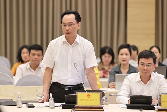 Thứ trưởng Giáo dục và Đào tạo Hoàng Minh Sơn trả lời tại họp báo Chính phủ thường kỳ, chiều 3/6. Ảnh: Nhật Bắc