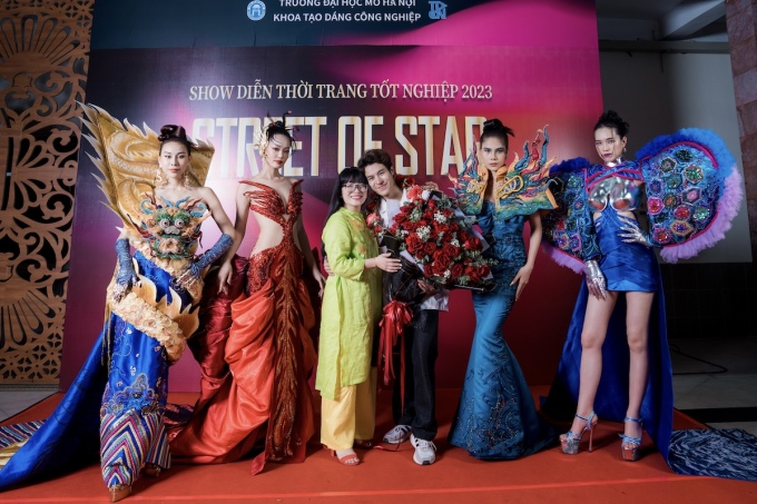 Kiên Vũ cùng giảng viên hướng dẫn và các người mẫu trình diễn bộ sưu tập Linh Sắc tại show diễn thời trang tốt nghiệp Street of Star của Đại học Mở Hà Nội, hôm 5/5. Ảnh: NVCC