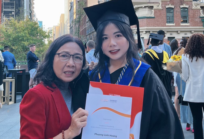Linh và mẹ trong ngày tốt nghiệp đại học tại Australia hồi tháng 4/2022. Ảnh: Nhân vật cung cấp