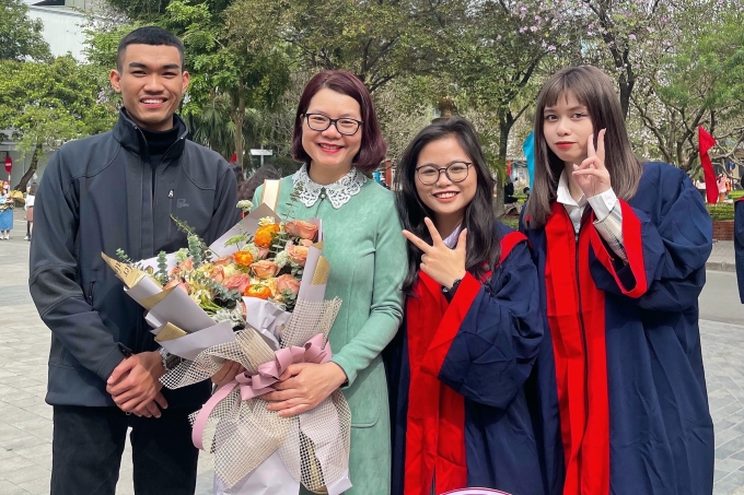 Mai Phương (phải) cùng cô Hồng và bạn bè trong ngày tốt nghiệp, tháng 2/2023. Ảnh: Nhân vật cung cấp