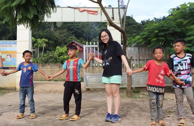 Vân tham gia hoạt động cùng các em nhỏ trong dự án dạy tiếng Anh The AGAPE ở Sơn La năm 2021. Ảnh: Nhân vật cung cấp