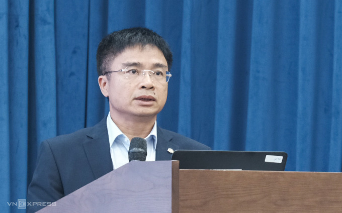 Ông Nguyễn Chiến Thắng, đại diện Vietnam Airlines chia sẻ tại hội thảo do Đại học Khoa học và Công nghệ Hà Nội tổ chức, ngày 23/5. Ảnh: Dương Tâm