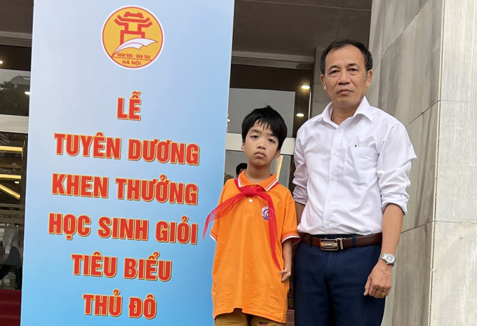 Thầy Tá và Phúc xuống Hà Nội dự lễ luyên dương khen thưởng học sinh giỏi tiêu biểu thủ đô năm học 2022-2023 của Sở Giáo dục và Đào tạo Hà Nội hôm 24/5. Ảnh: Nhà trường cung cấp