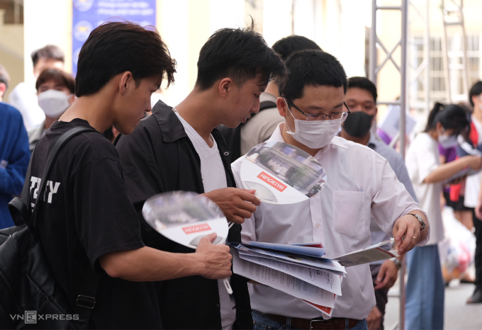 Sinh viên trò chuyện với nhà tuyển dụng tại ngày hội việc làm Đại học Công nghiệp Hà Nội ngày 4/6/2022. Ảnh: Dương Tâm